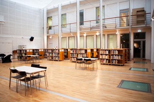 Assembly hall with bookshelves and study spaces.
